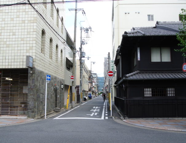 寺町通りから一保堂の角を曲がって次の角を左へ