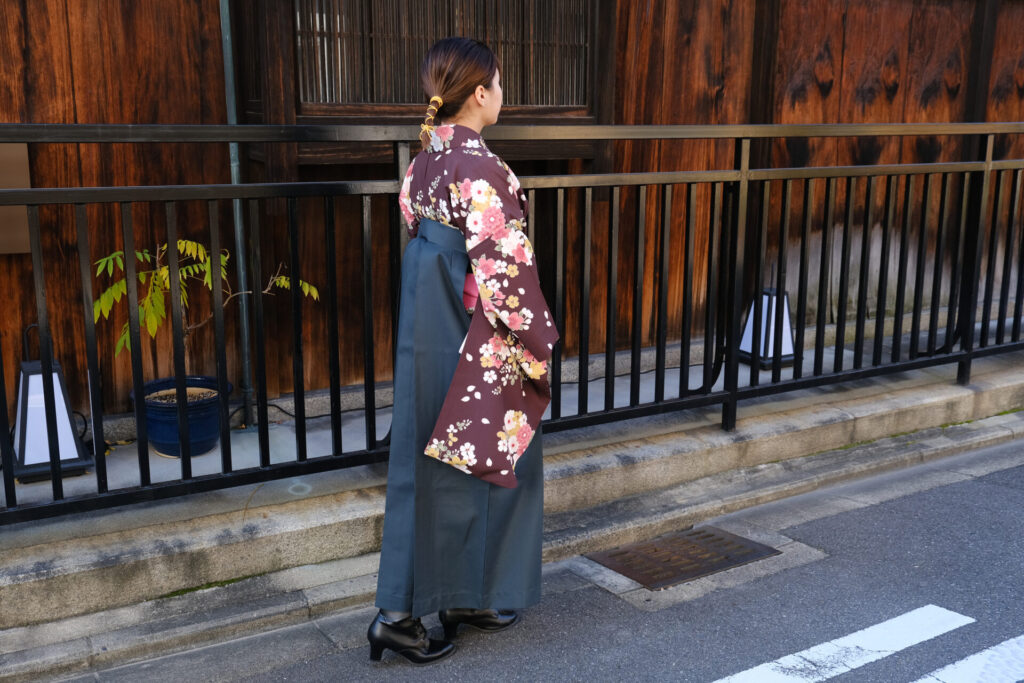 濃緑の無地袴に映える濃茶紫の古典柄の卒業式袴
